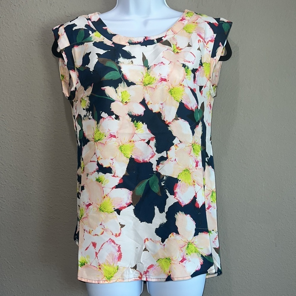 J. Crew Sleeveless Top in cove floral.
Size 2P - Picture 4 of 10